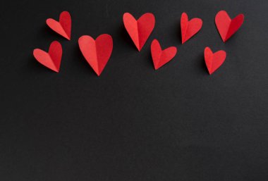 Sevgililer günü kalpleri siyah bir arka plan. Mutlu anlar. Sevgililer günü arka plan. Sevgililer günü kalpleri ile arka plan.