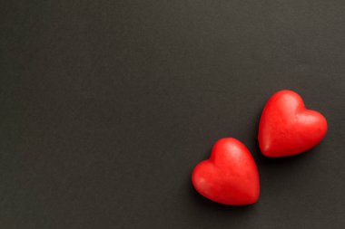 dlack arka plan üzerinde kırmızı kalpler. Sevgililer günü arka plan ile bir çok siyah bir zemin üzerine kırmızı kalp.