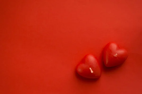 Sevgiliye arka plan kırmızı kalpler kırmızı masada, üstten görünüm ile. Sevgililer konsepti için kırmızı kalp