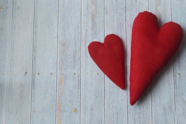 Sevgililer günü. Ahşap açık mavi renkli. El yapımı Tekstil kalp. Kırmızı kalp kumaştan yapılmış. düz conta. anneler günü, bahar, kadınlar günü.