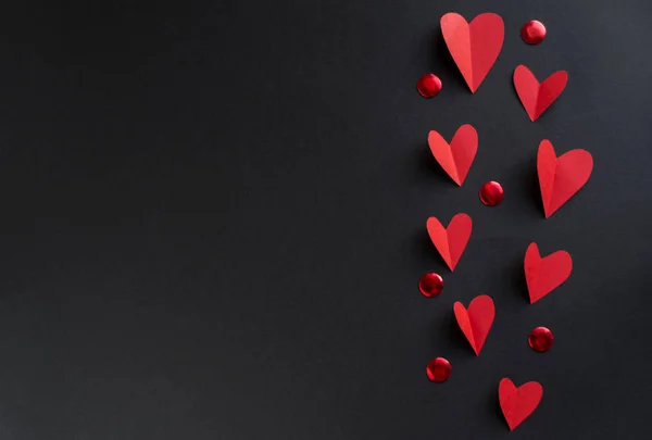 Sevgililer günü arka plan siyah bir zemin üzerine kırmızı kalpler bir sürü ile. Selam yeri olan üstten görünüm