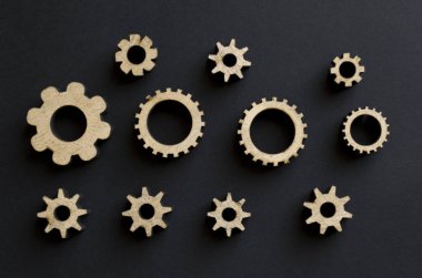 Siyah zemin ahşap mekanizmaları. Siyah tebeşir tahtası. Babamın gün kavramı. Desen