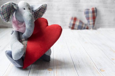 Denim vintage fil, hafif ahşap arka plan üzerinde bir tekstil kalbi olan el yapımı. Aşk, kavramı SV anneler günü. Valentin.