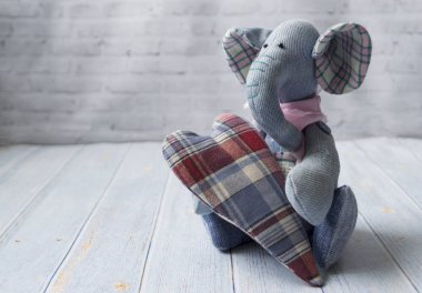 Denim vintage fil, hafif ahşap arka plan üzerinde bir tekstil kalbi olan el yapımı. Aşk, kavramı SV anneler günü. Valentin.