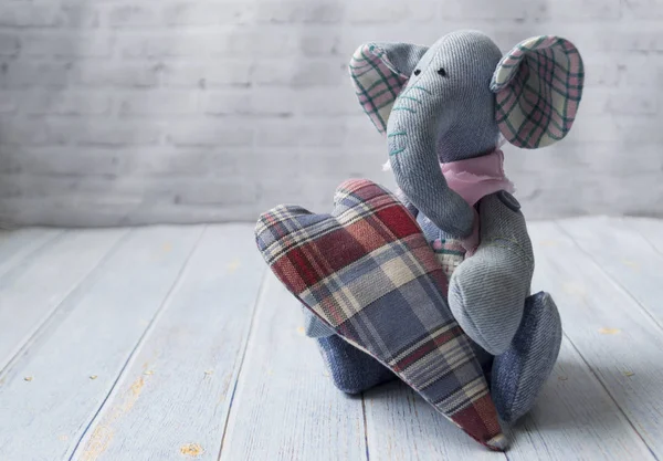 Denim vintage fil, hafif ahşap arka plan üzerinde bir tekstil kalbi olan el yapımı. Aşk, kavramı SV anneler günü. Valentin.