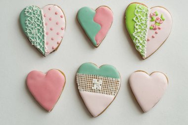 Zencefilli kurabiye beyaz arka plan üzerinde pembe sır içinde. Pastane. Gingerbread bir kalp şeklinde. Metin için yer. Gingerbread desen arka plan.