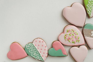 Zencefilli kurabiye beyaz arka plan üzerinde pembe sır içinde. Pastane. Gingerbread bir kalp şeklinde. Metin için yer. Gingerbread desen arka plan.