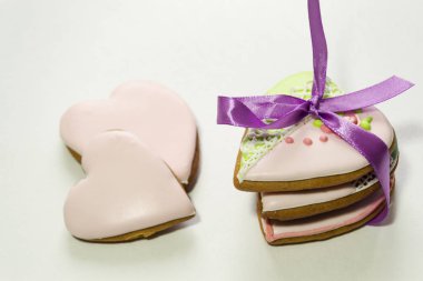 Zencefilli kurabiye beyaz arka plan üzerinde pembe sır içinde. Pastane. Gingerbread bir kalp şeklinde. Metin için yer. Gingerbread desen arka plan.