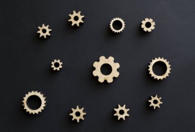 Siyah zemin ahşap mekanizmaları. Siyah tebeşir tahtası. Babamın gün kavramı. Desen orada metin için bir yerdir. Çerçeve