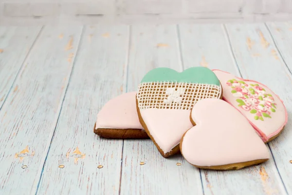 Boyalı Gingerbread Hafif Ahşap Arka Plan Üzerinde Lezzetli Kurabiyeler Kalplerin — Stok fotoğraf