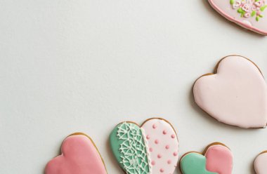 Gingerbread beyaz zemin üzerinde. Pastane. Gingerbread bir kalp şeklinde. Metin için yer. Gingerbread desen arka plan.
