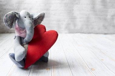 Denim vintage fil, hafif ahşap arka plan üzerinde bir tekstil kalbi olan el yapımı. Aşk, kavramı SV anneler günü. Valentin.