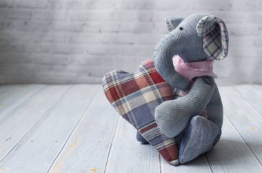 Denim vintage fil, hafif ahşap arka plan üzerinde bir tekstil kalbi olan el yapımı. Aşk, kavramı SV anneler günü. Valentin.