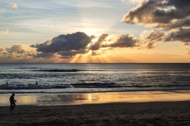 Güneş batmadan deniz, bulutlar ve denizin dalgaları ile güzel bir gün batımı. Gün batımı. Su üzerinde gündoğumu