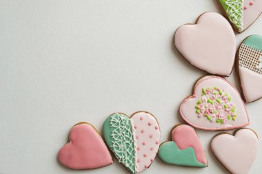 Zencefilli kurabiye pembe sır içinde. Pastane. Gingerbread bir kalp şeklinde. Metin için yer. Gingerbread desen arka plan.