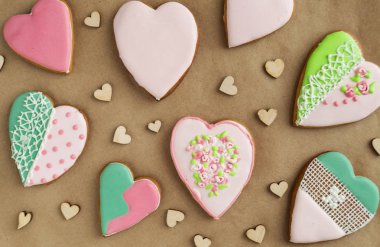 Zencefilli kurabiye zanaat arka plan üzerinde pembe sır içinde. Pastane. Gingerbread bir kalp şeklinde. Metin için yer. Gingerbread desen arka plan.