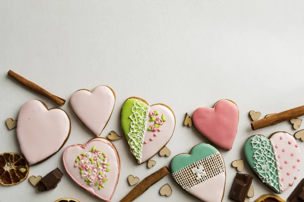 Boyalı Gingerbread Tarçın Kalpleri Üzerinde Beyaz Bir Arka Plan Ile — Stok fotoğraf