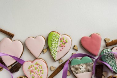 Zencefilli kurabiye pembe sır içinde. Pastane. Gingerbread bir kalp şeklinde. Metin için yer. Gingerbread desen arka plan.