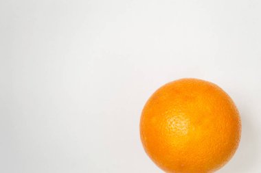 Beyaz zemin üzerinde bir portakal. Metin için bir yer.