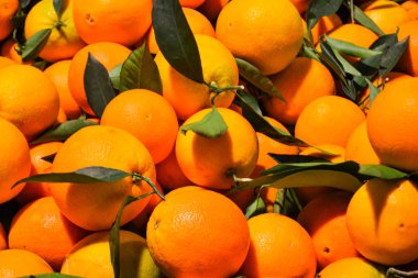 Portakal arka planda çarşı içinde dağınık yatıyordu