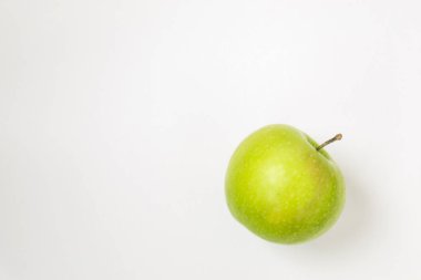 Beyaz arka plan üzerinde taze ve yeşil elma.