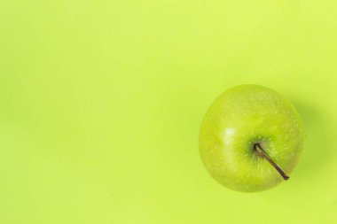 Taze ve yeşil elma yeşil zemin üzerine