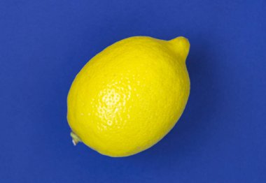 Gölge ve kopya alanı ile mavi bir arka plan üzerinde bir bütün sulu limon.