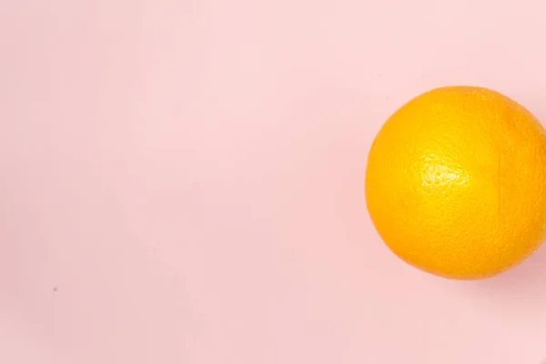 Naranja maduro aislado sobre fondo rosa . — Foto de Stock