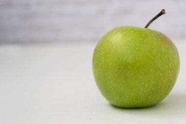 Yeşil Elma beyaz arkaplanda izole edildi