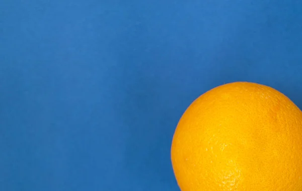 Naranja aislado sobre fondo azul — Foto de Stock