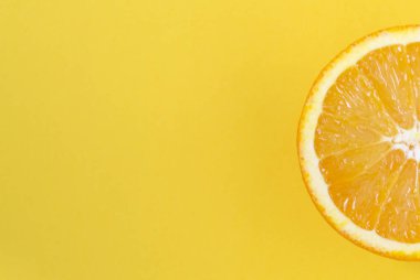 Sarı arka planda izole turuncu yarısı, üst görünüm