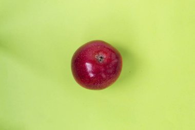 yeşil arka izole Kırmızı elma