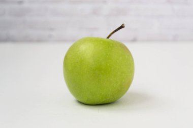 Yeşil Elma beyaz arkaplanda izole edildi
