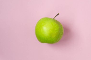 Yeşil elma, pembe arka plan izole