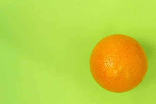 Naranja aislado contra un fondo verde — Foto de Stock