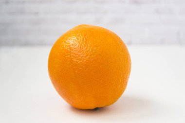 Beyaz arka planda turuncu izole edilmiş.