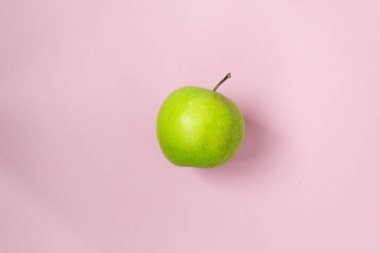 Yeşil elma, pembe arka plan izole