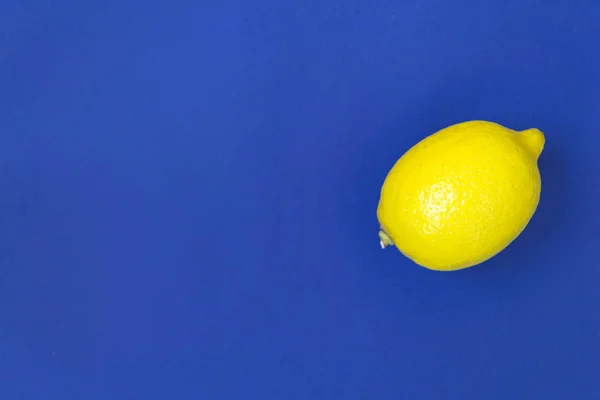 Limão amarelo maduro no fundo azul — Fotografia de Stock