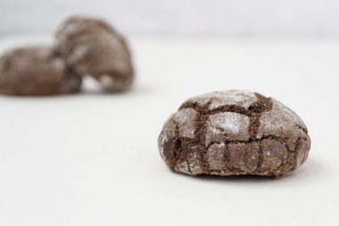 Beyaz bir arka plan üzerinde çikolata mermer kurabiye. Metin için bir yer.