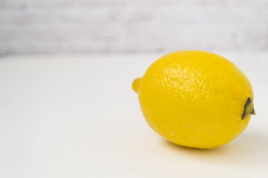 Beyaz arka planda olgun sarı limon