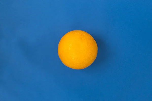 Izolowane pomarańczowe pomarańczowe na niebieskim tle — Zdjęcie stockowe