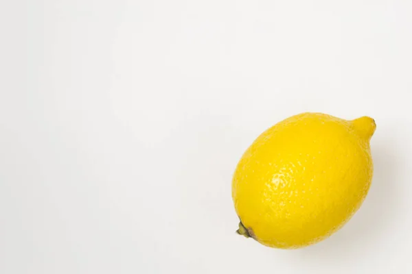 Citron jaune mûr sur fond blanc — Photo