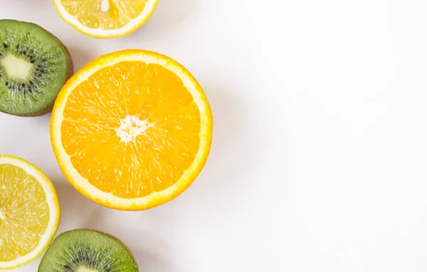Frutas frescas de colores sobre fondo blanco. Naranja, mandarina, kiwi, limón. Fondo de fruta. Concepto de comida de verano . — Foto de Stock