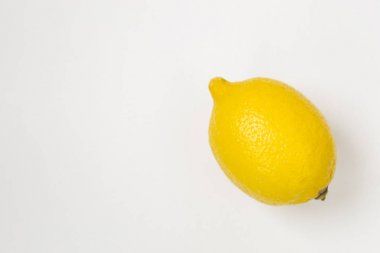 Beyaz arka planda olgun sarı limon