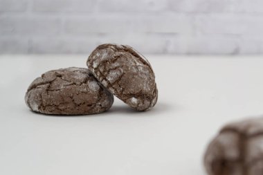 Beyaz bir arka plan üzerinde çikolata mermer kurabiye. Metin için bir yer.