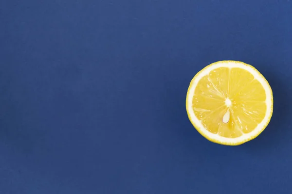 Corte de limón fresco de cerca sobre fondo azul brillante. Puesta plana . — Foto de Stock