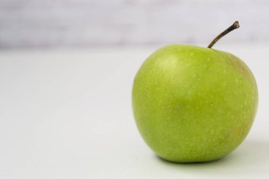 Yeşil Elma beyaz arkaplanda izole edildi