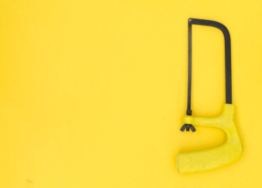 Diy alet seti. Araçlar sarı bir arka plan üzerinde yatıyor. Metin için bir yer var.