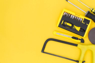 Diy alet seti. Araçlar sarı bir arka plan üzerinde yatıyor. Metin için bir yer var.