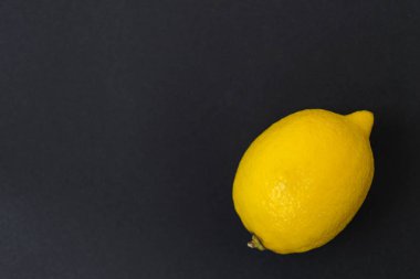 Tüm limon kırpma yolu ile siyah arkaplanda izole